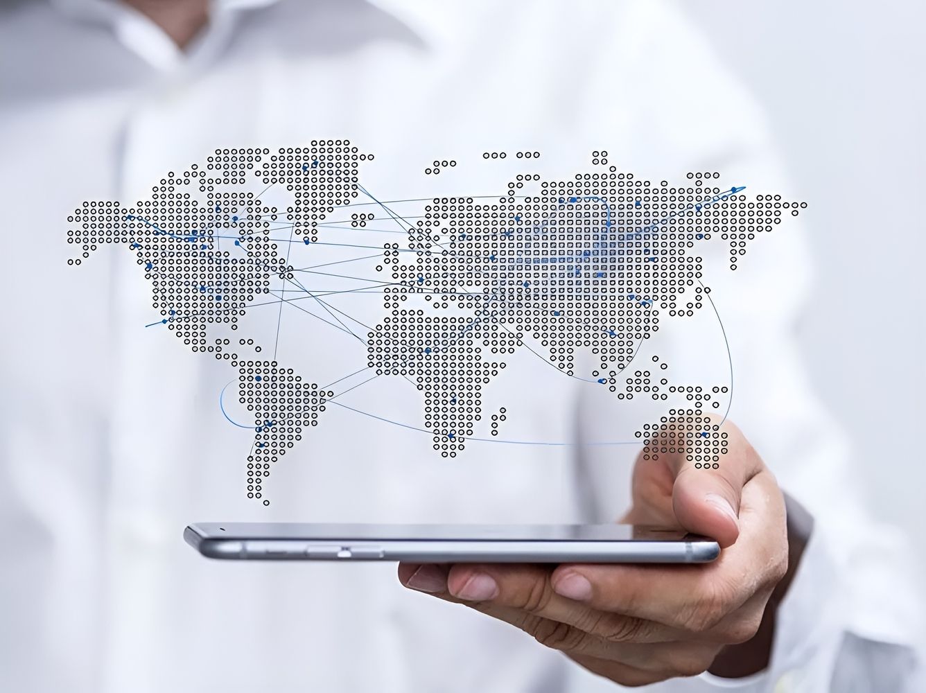 Eine Person hält ein Tablet mit einer digitalen Weltkarte in der Hand