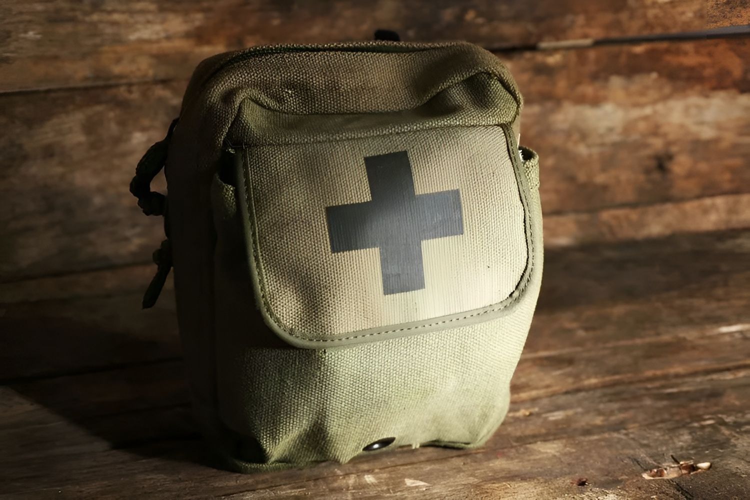 Ein grüner Erste-Hilfe-Kasten mit einem schwarzen Kreuz darauf